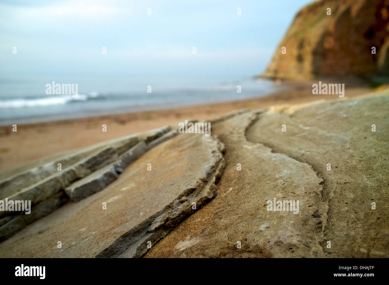 Texturierten Felsen am Strand mit Meer und Felsen Stockfoto