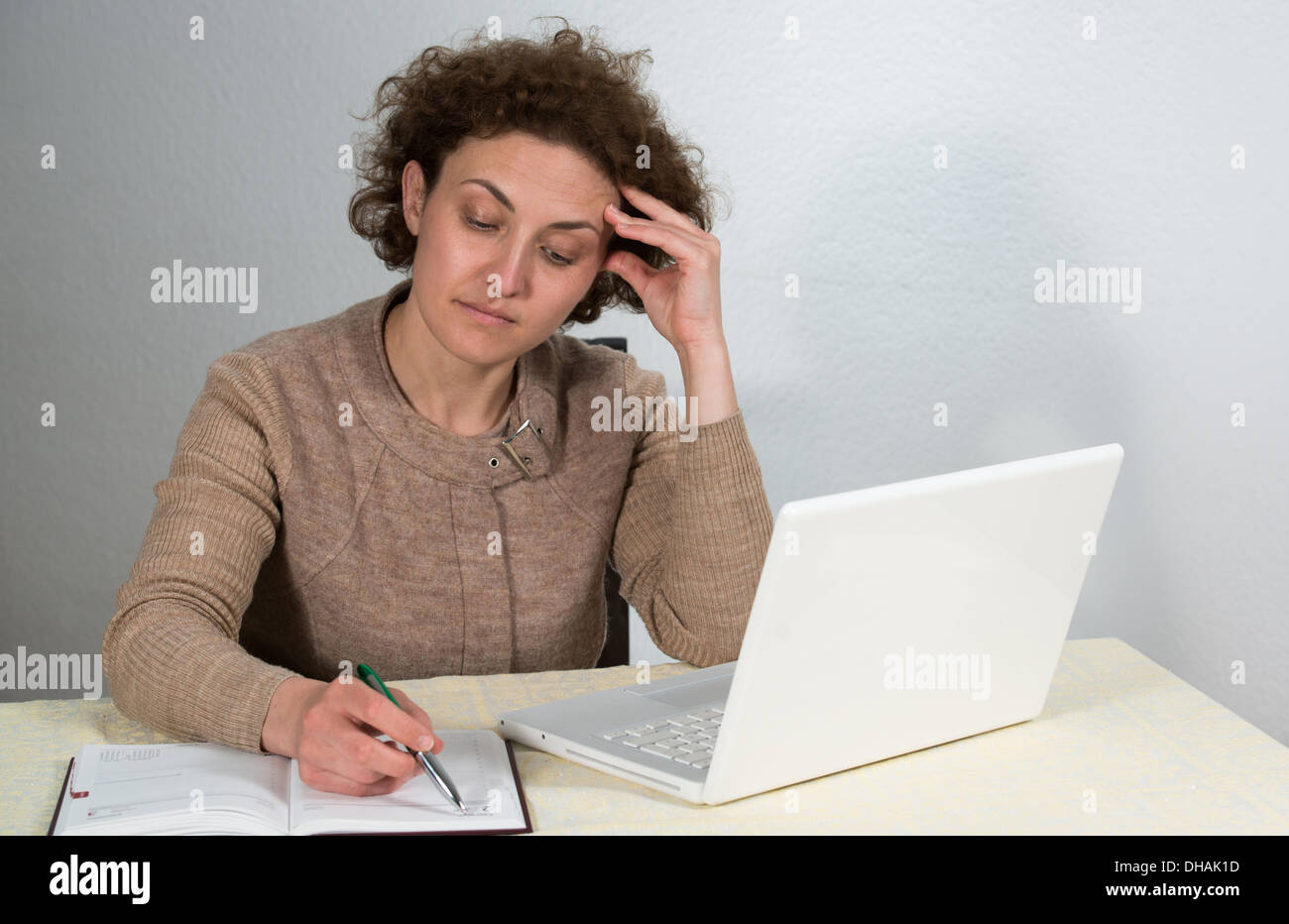 Porträt einer Business-Frau Erstellen einer Notiz während der Arbeit Stockfoto