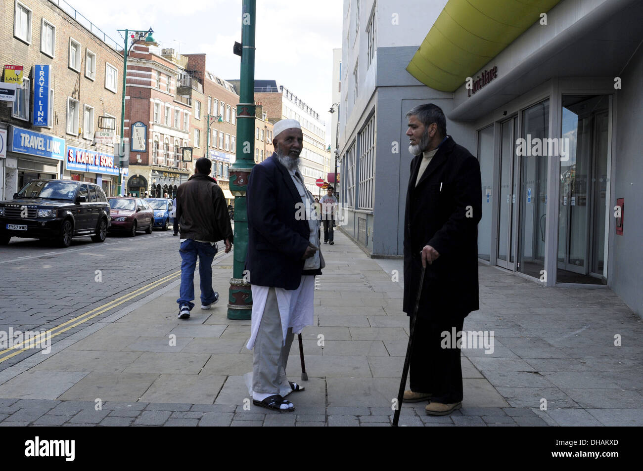 Zwei asiatische Männer, ein Gespräch auf der Straße. Stockfoto