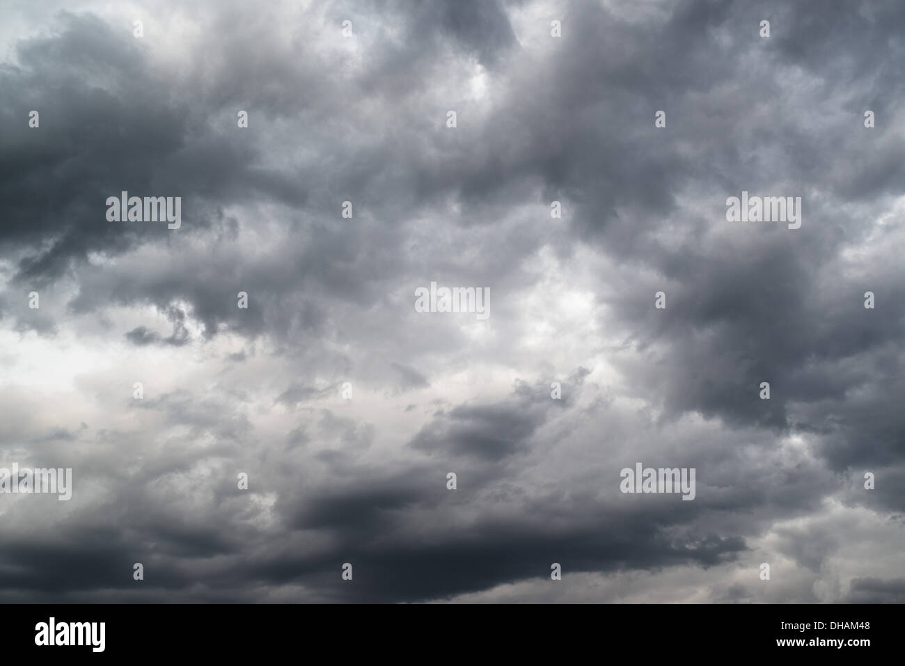 Schwere Gewitterwolken bringt die kalten Winter-Regen Stockfoto