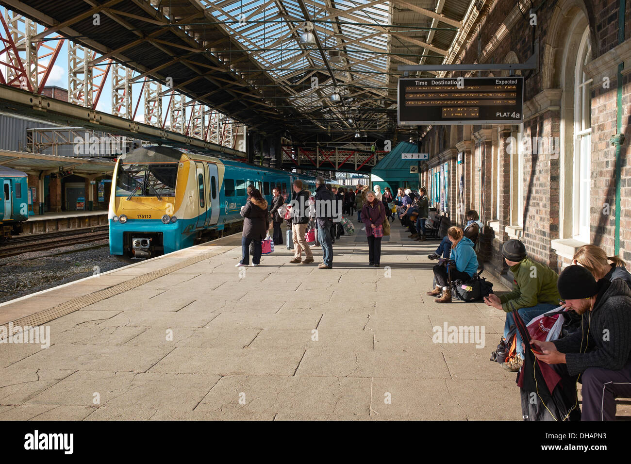 Passagiere auf der Plattform am Bahnhof Chester als ein Arriva trainieren Ansätze Stockfoto