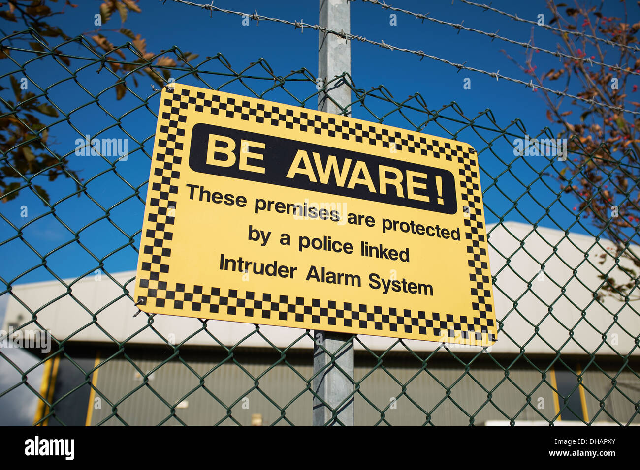 Sicherheit-Warnschild auf der Umzäunung von einer Industrieanlage Stockfoto