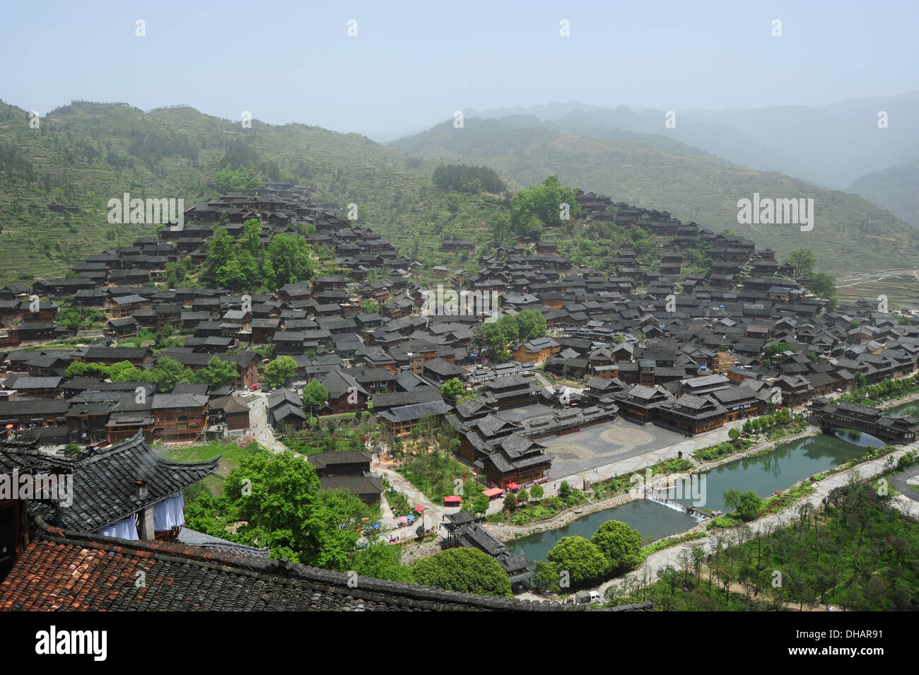 Die Miao ethnische Minderheit Chinas, hat ihren Wohnsitz auf der Piste am Hang und mit schwarzem Dach und braune Wände gebaut. Stockfoto