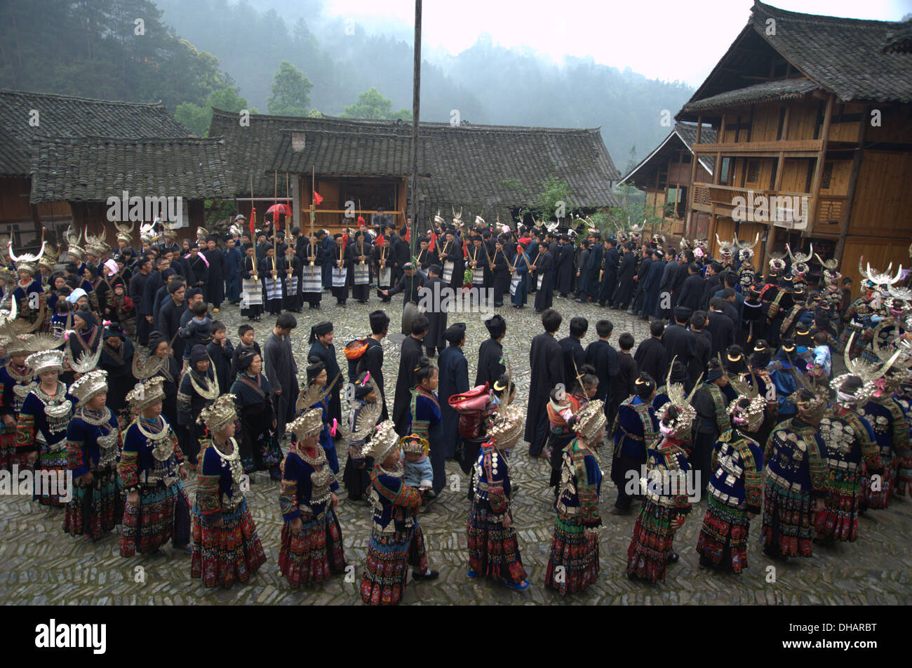 Die ethnischen Miao-Menschen führen Rituale im Dorf durch Stockfoto