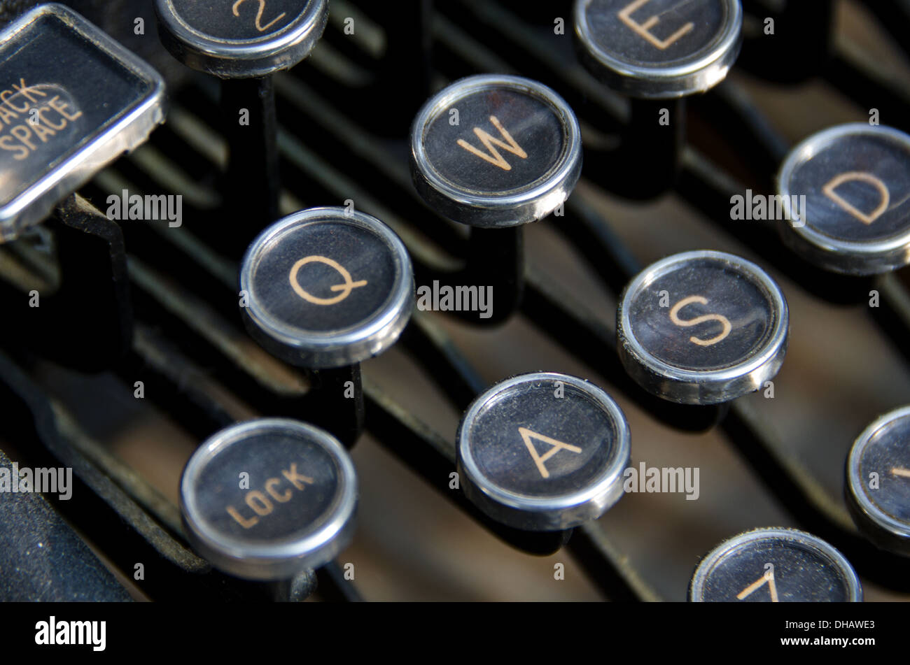 Nahaufnahme der Antike Schreibmaschine Schlüssel, einschließlich der Lock-Taste. Stockfoto