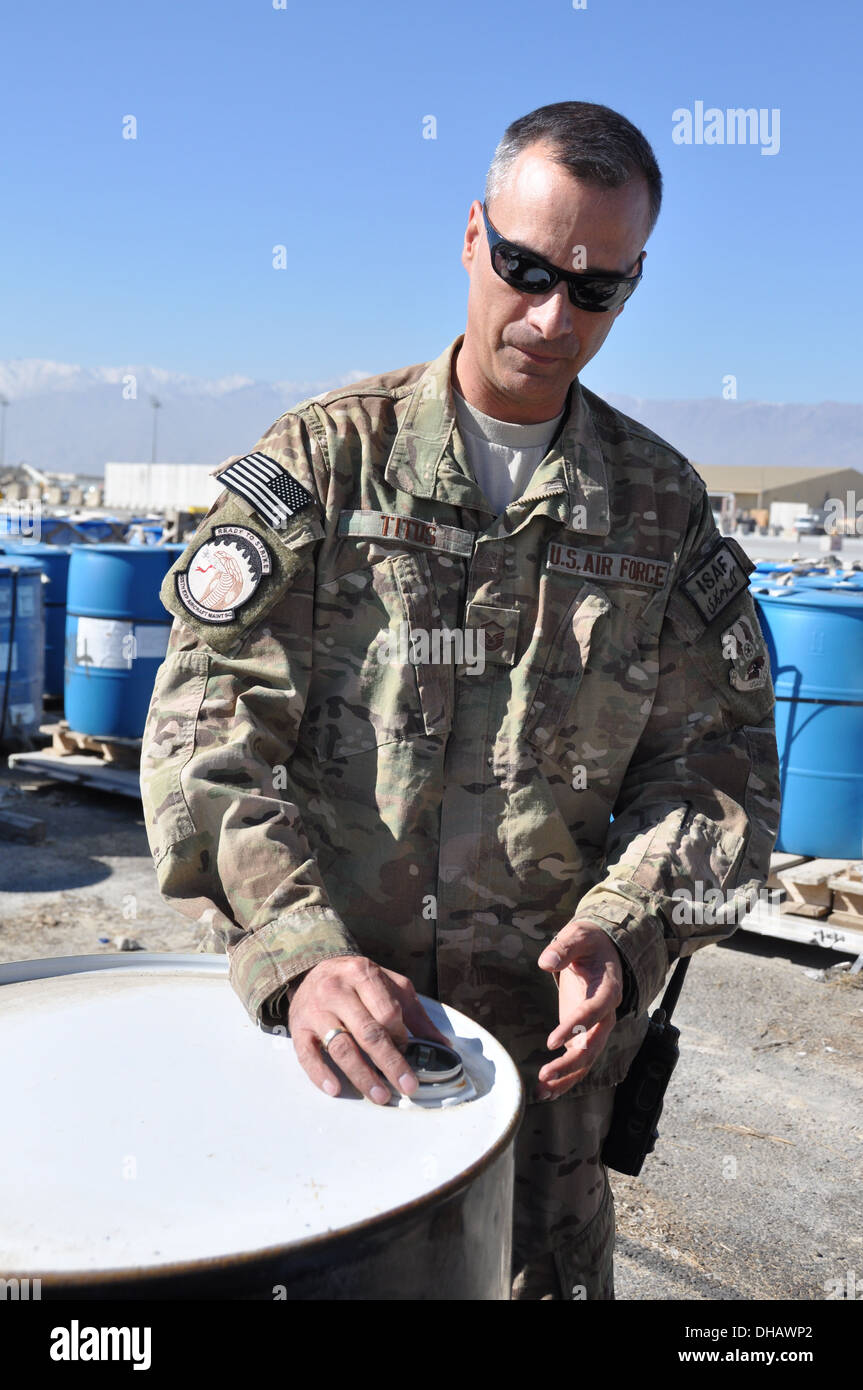 Master Sgt. Paul Titus, 455. Expeditionary Aircraft Maintenance Squadron Produktion Superintendent, gebürtig aus Denver, Colorado, Stockfoto