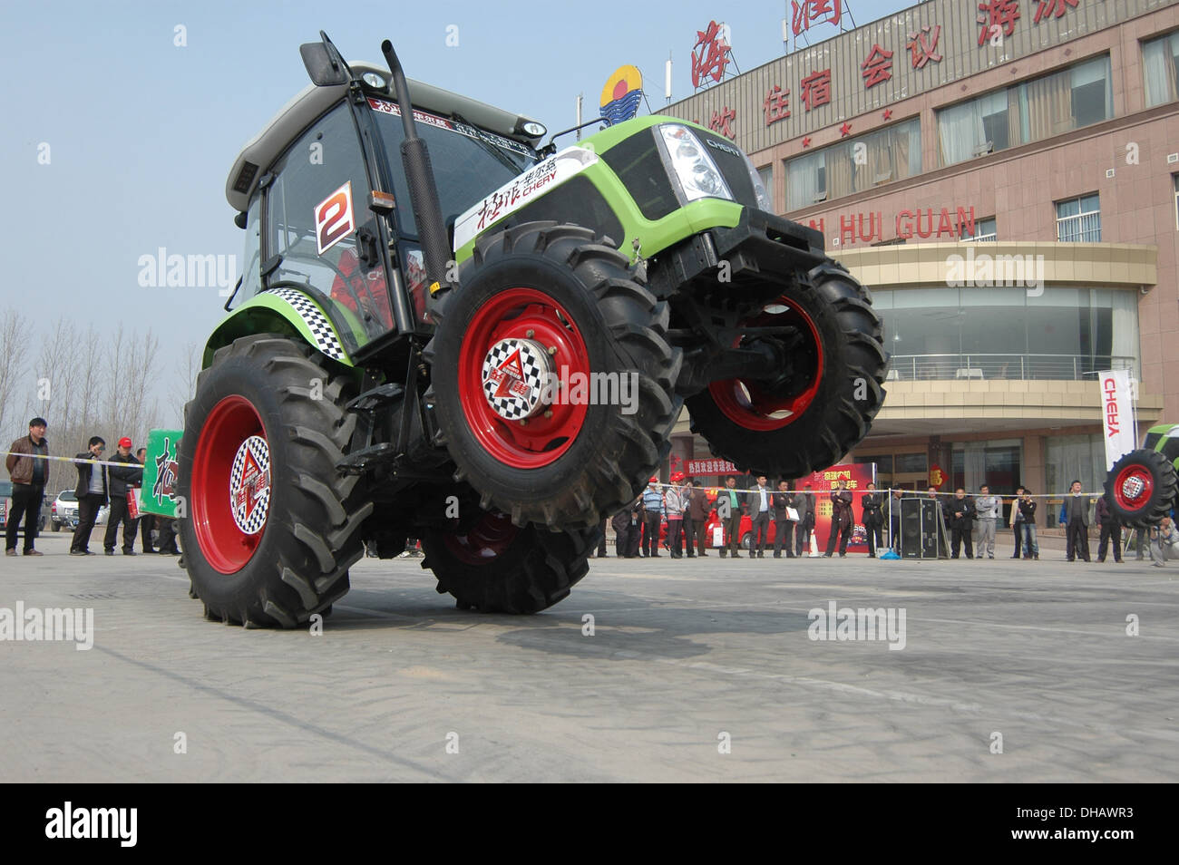 Das ist ein Wheelie Clever Traktor! Ein Stuntman führt einen Trick an einen  3-Tonnen-Traktor durch Einschalten der Motoren Eugh zu heben  Stockfotografie - Alamy