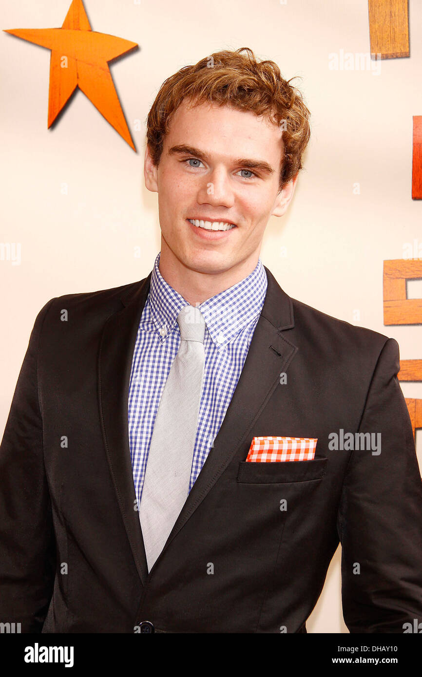 Jay A Johnson Broadway Premiere von "Peter und Starcatcher" im Brooks Atkinson Theatre – Ankunft New York City USA – Stockfoto