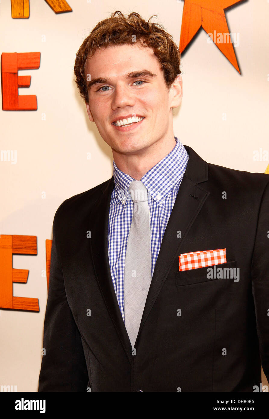 Jay A Johnson Broadway Premiere von "Peter und Starcatcher" im Brooks Atkinson Theatre – Ankunft New York City USA – Stockfoto