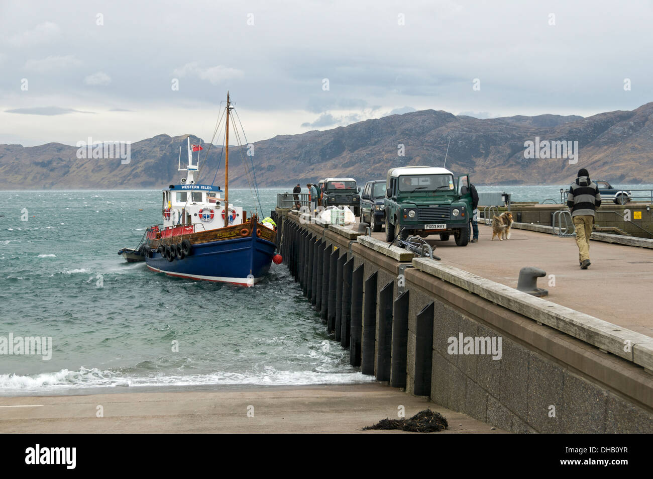 Passagierfähre "Western Isles" kommt zu der Anlegestelle in Inverie auf der Fernbedienung Knoydart Halbinsel, Highland Region, Schottland, UK Stockfoto