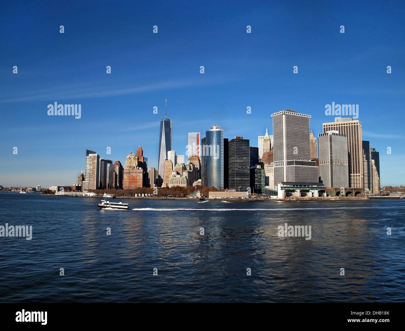 Lower Manhattan in New York City, aus dem Deck einer Fähre über den Hudson River cruising betrachtet. Stockfoto