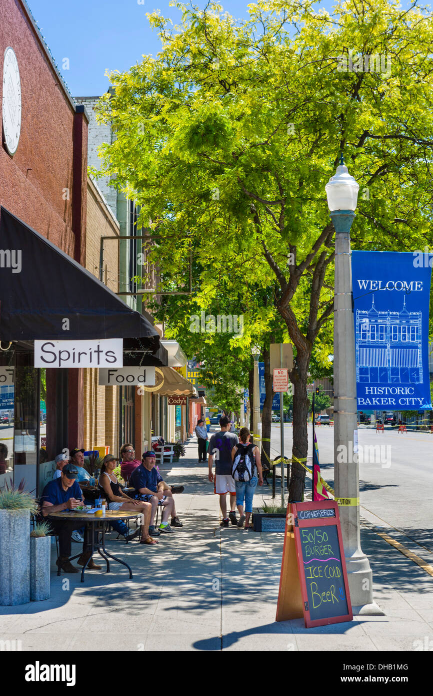 Cafe und Geschäften auf der Main Street in der Innenstadt von Baker, Oregon, USA Stockfoto