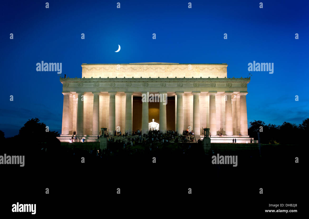 Abraham Lincoln Memorial in Washington, D.C. in der Dämmerung mit Mondsichel. Stockfoto