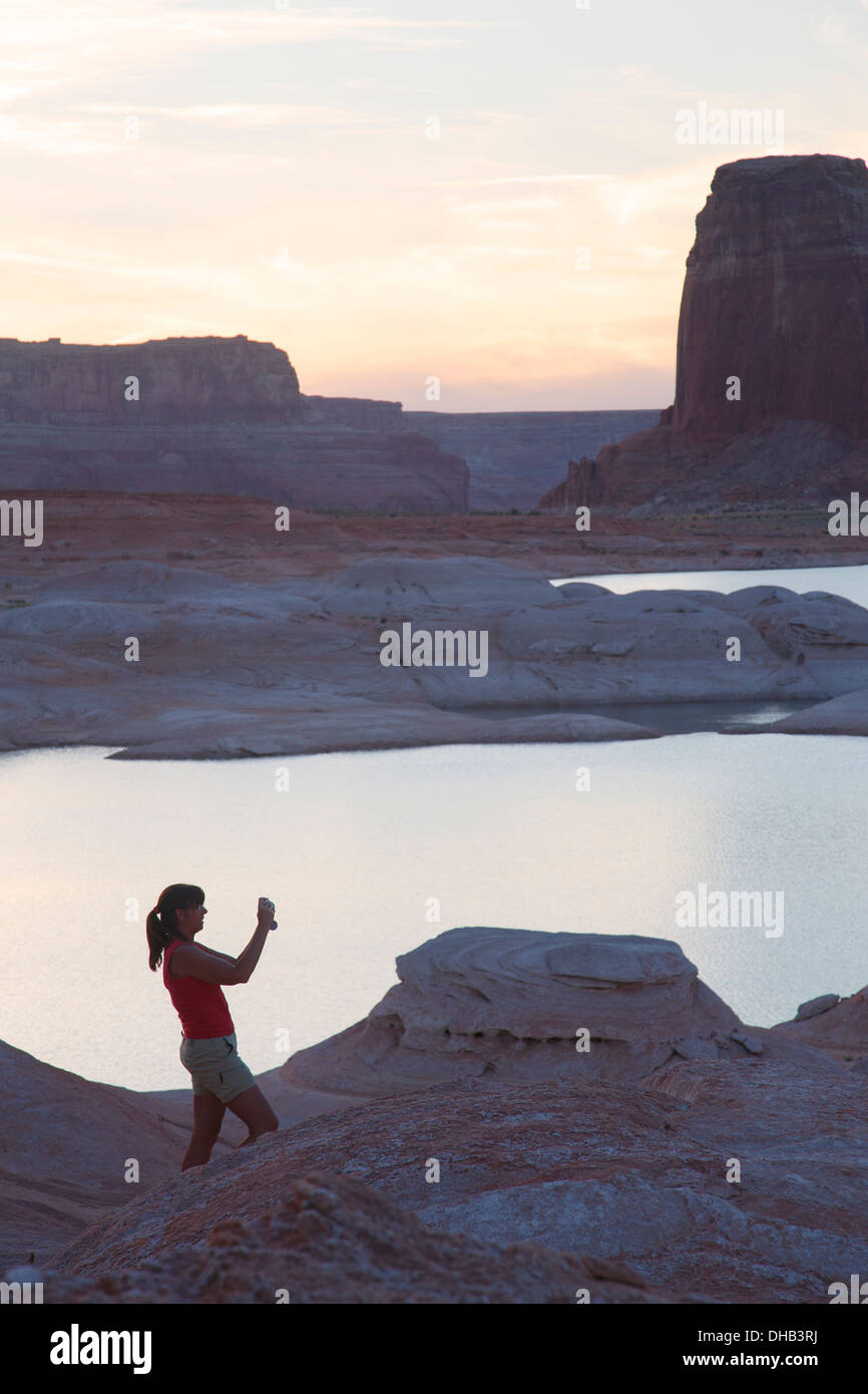 Ein Besucher im Westen Canyon, Lake Powell, Glen Canyon National Recreation Area, Page, Arizona. (Modell freigegeben) Stockfoto