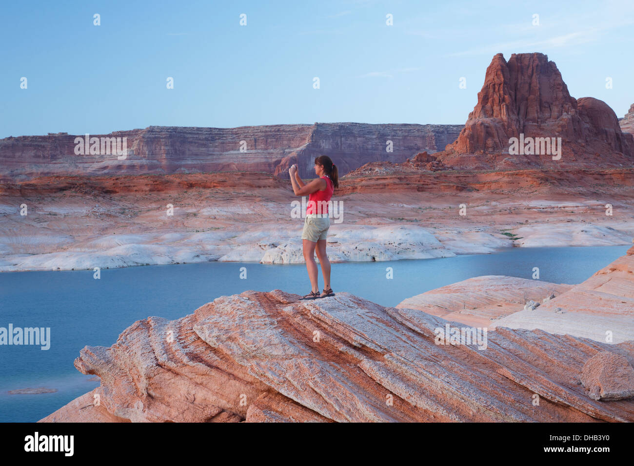 Ein Besucher im Westen Canyon, Lake Powell, Glen Canyon National Recreation Area, Page, Arizona. (Modell freigegeben) Stockfoto
