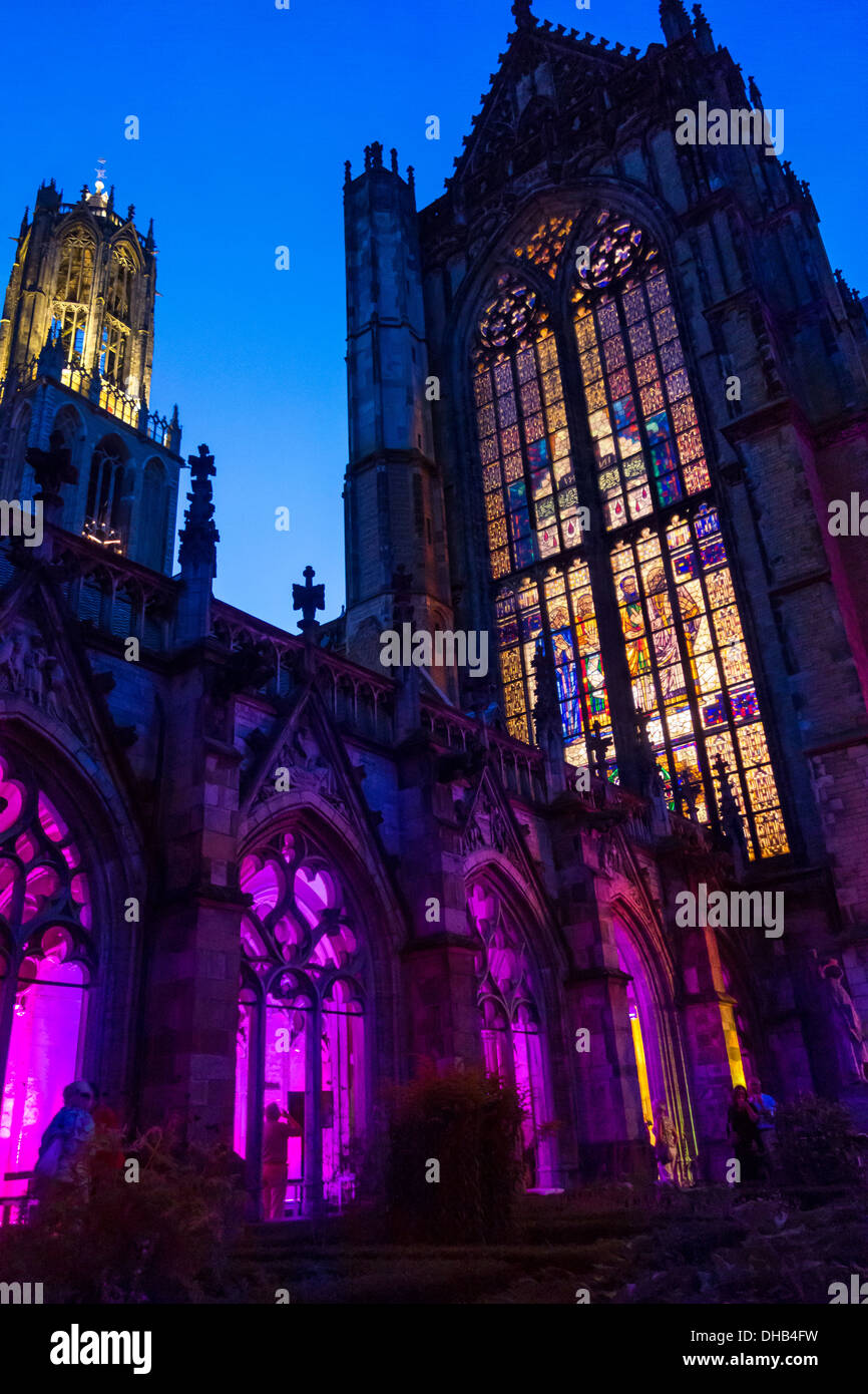Kirche Dom und Dom-Turm von Utrecht. Dom und Domtoren. St.-Martins Kathedrale. Von der Pandhof Klöster in der Nacht gesehen. Stockfoto