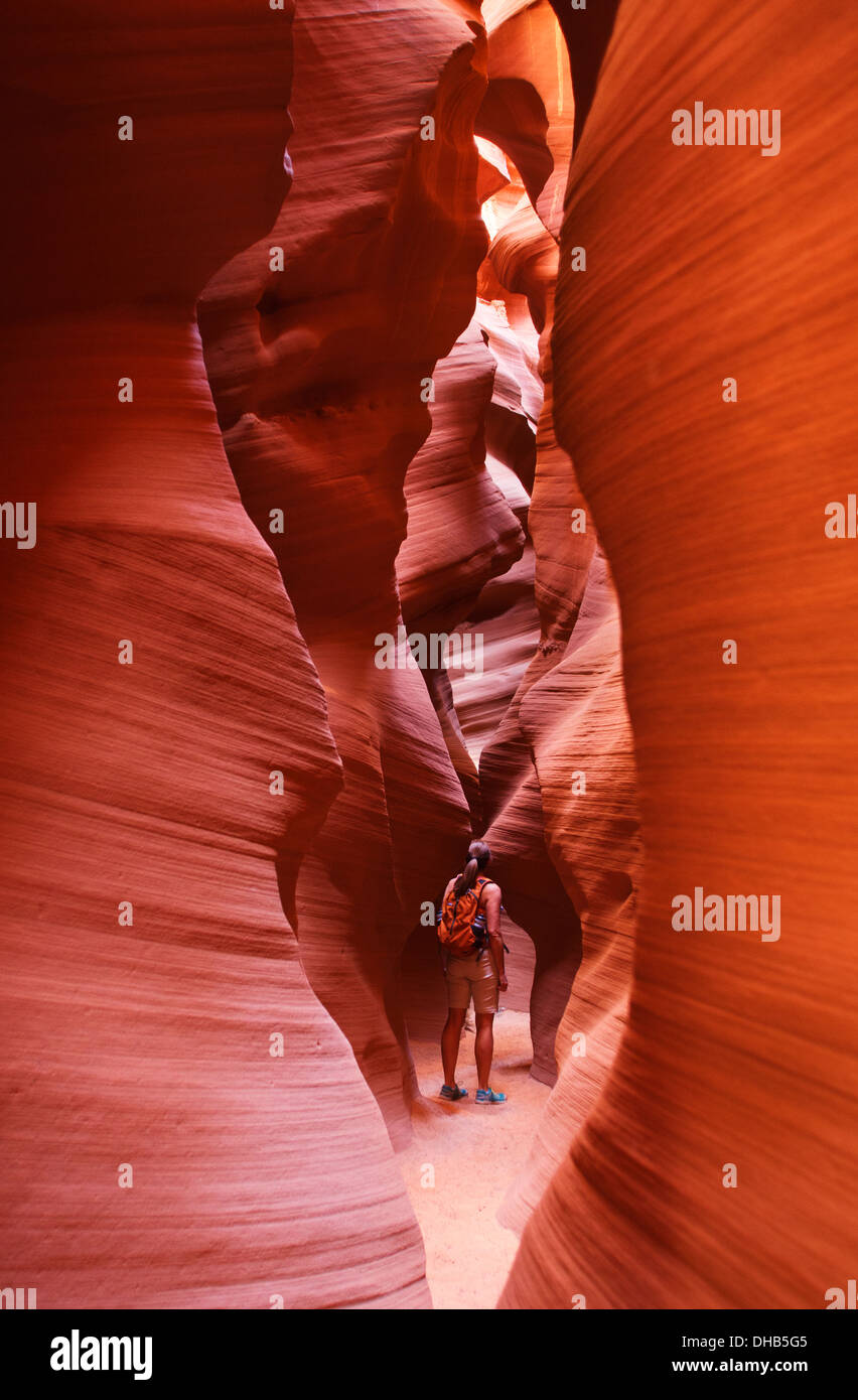 Wanderer im Slotcanyon bekannt als Geheimnis Canyon Navajo Land, Page, Arizona (Modell freigegeben) Stockfoto