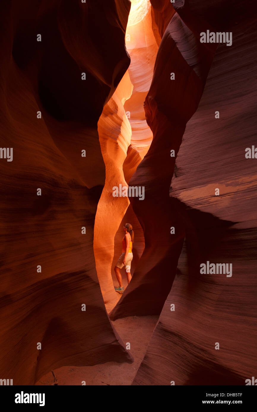 Ein Besucher in den Slotcanyon bekannt als Geheimnis Canyon Navajo Land, Page, Arizona. (Modell freigegeben) Stockfoto