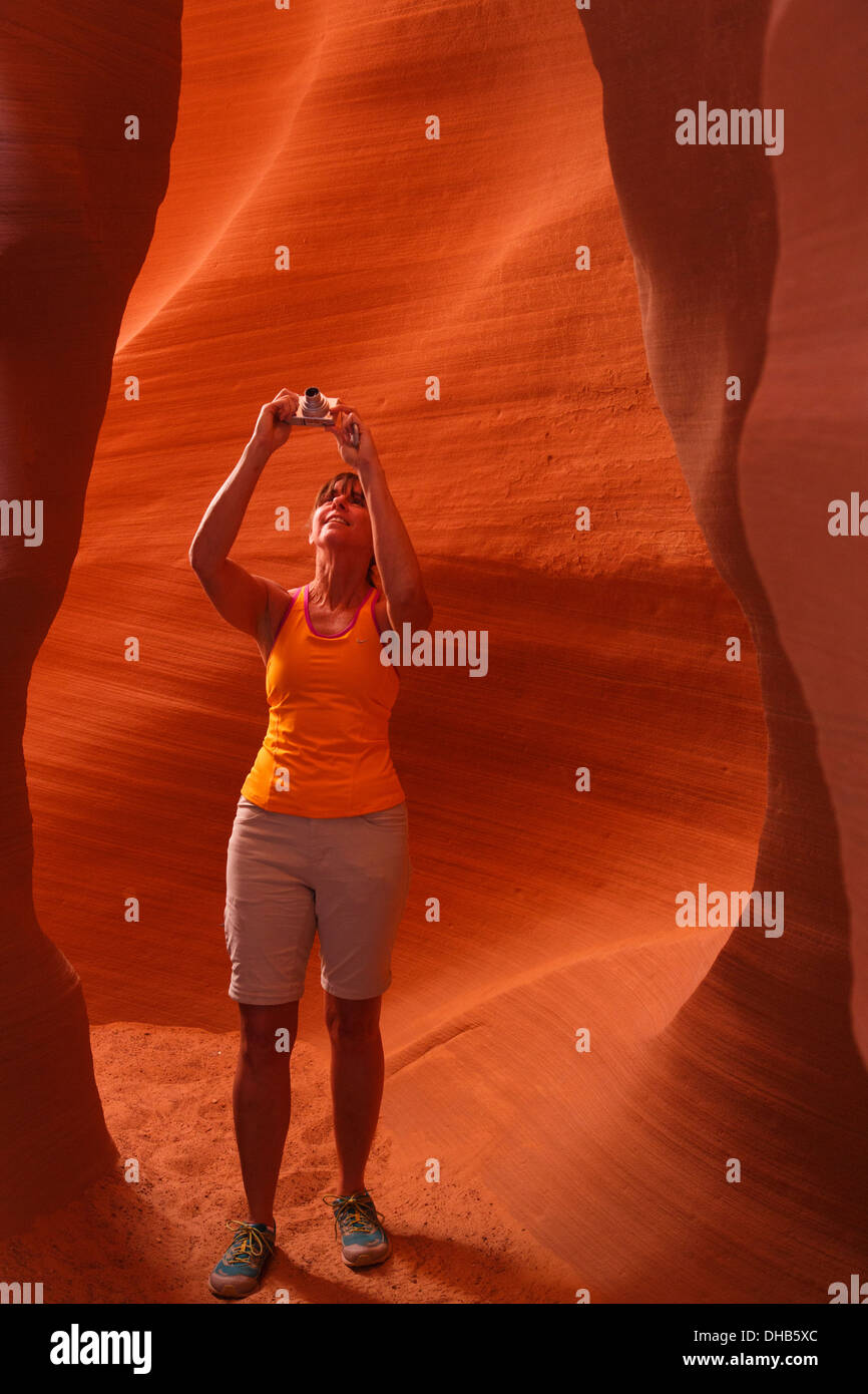 Ein Besucher in den Slotcanyon bekannt als Geheimnis Canyon Navajo Land, Page, Arizona. (Modell freigegeben) Stockfoto