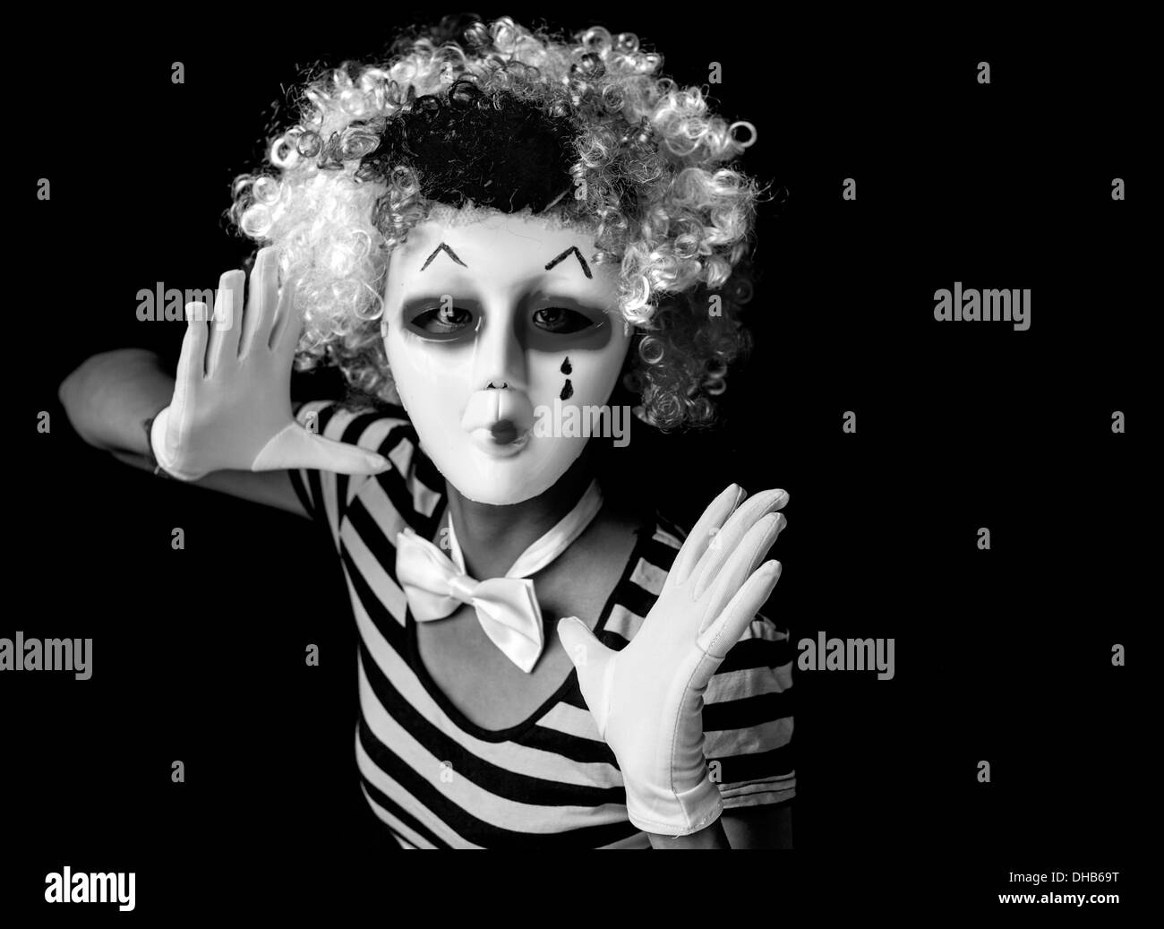 Beängstigend Mime tragen Masken und Clown Perücke Stockfoto