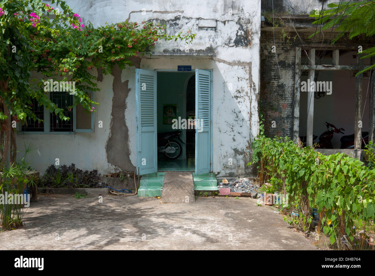 Der Eingang zu einer privaten Residenz in Con Son Stadt auf Con Son Island, einer der Con Dao Islands, Vietnam. Stockfoto