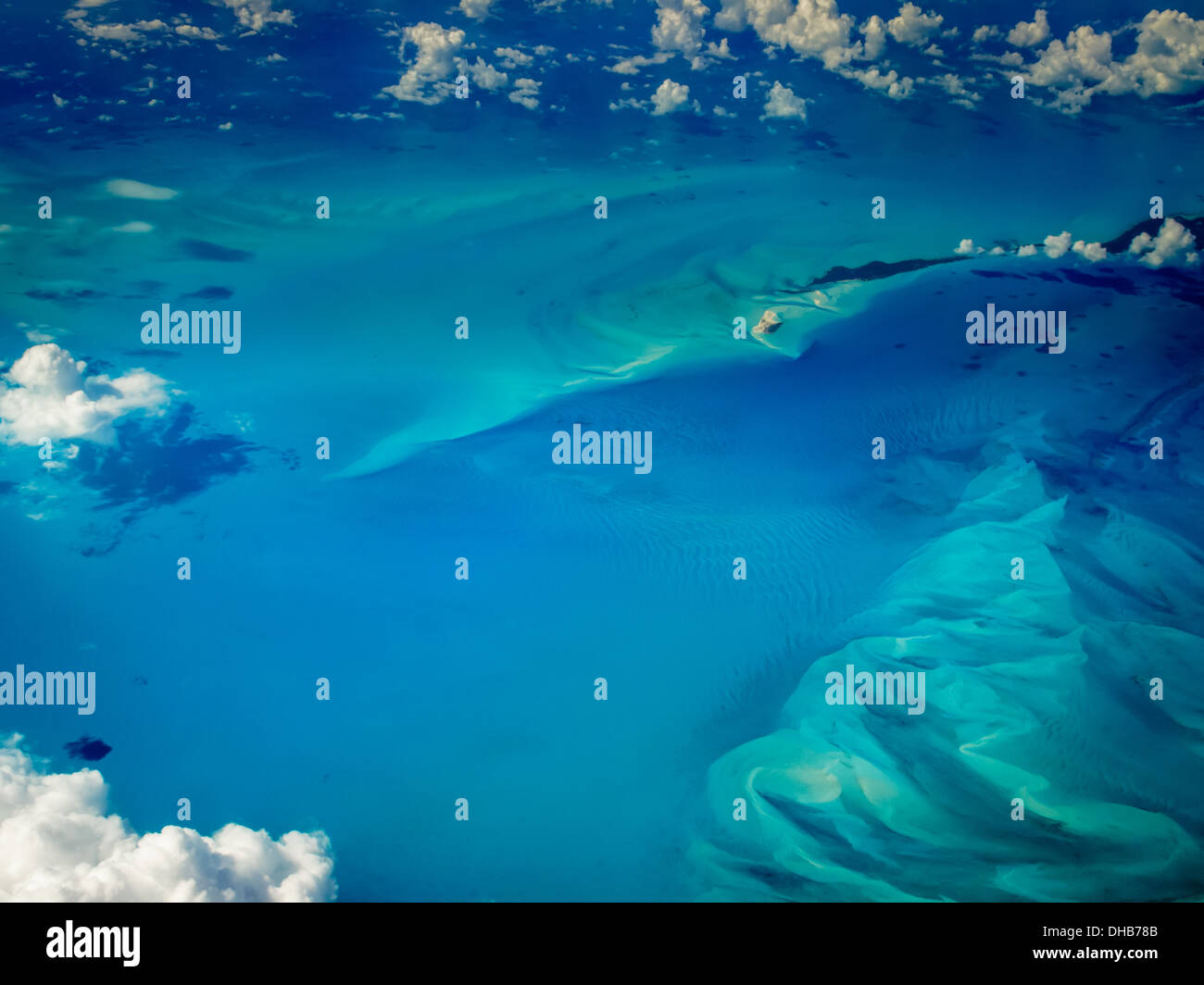 Abstrakte Muster der Blues wirbelt Der unterwasser riffs in Luftaufnahme von karibischen Inseln Stockfoto
