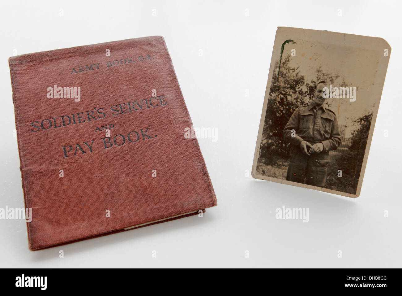 Foto von WWII Soldat Mr.Thomas Henry Wheeler neben seiner Armee Buch 64 Soldaten Service und buchen Sie bezahlen. Stockfoto