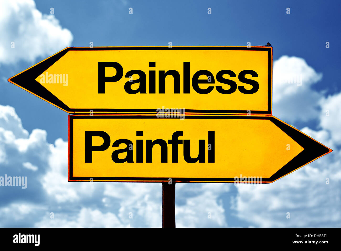 Schmerzlose oder schmerzhafte entgegengesetzte Vorzeichen. Zwei gegenüberliegende Verkehrszeichen vor blauem Himmelshintergrund. Stockfoto