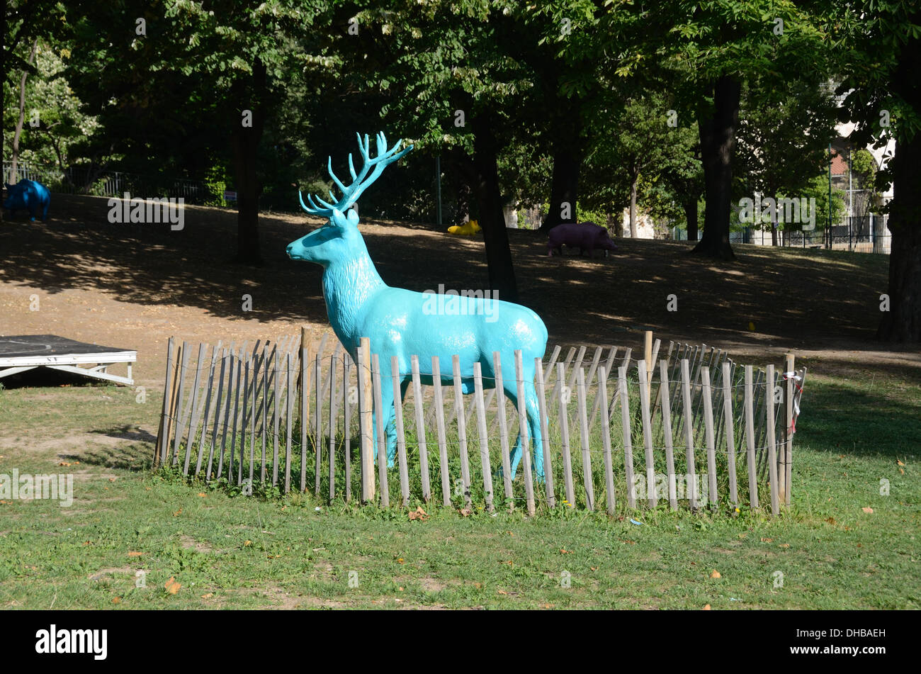 Eingezäuntes blaues Kunststoffharz Life Size Deer in Fench Enclosure im Marseille Funny Zoo in den Gärten des Palais Longchamp Marseille France Stockfoto