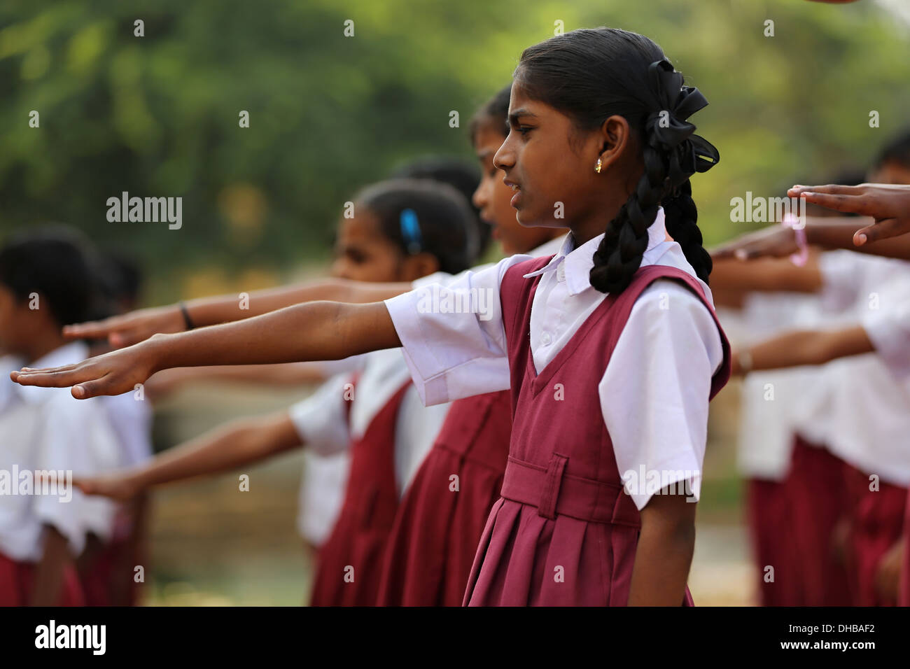 Indische Schülerinnen und Schüler singen Andhra Pradesh in Indien Stockfoto