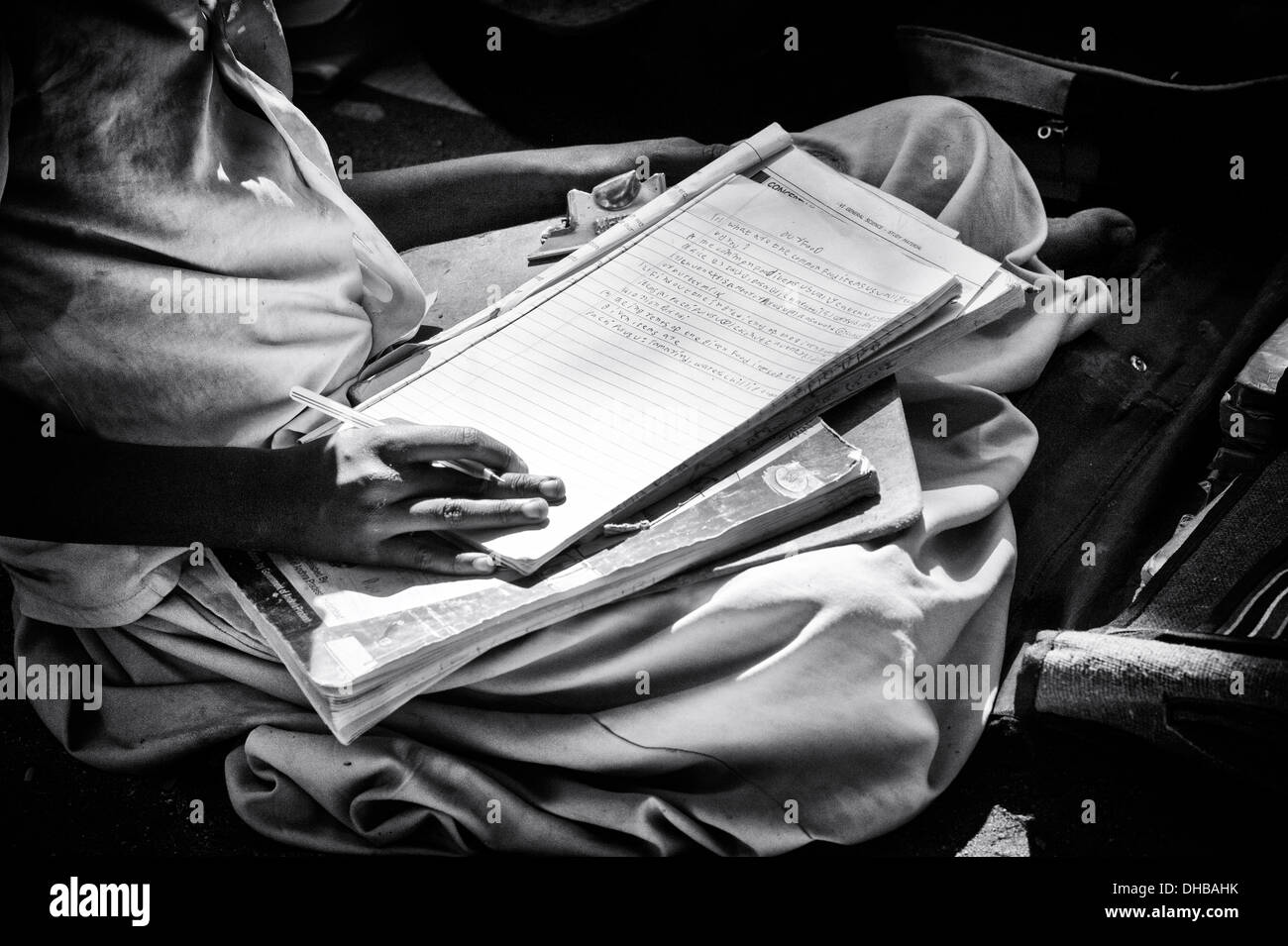 Indische Bauerndorf High-School-Mädchen in ihrer Schule-Notizbuch in einer externen Klasse schreiben. Andhra Pradesh, Indien. Schwarz und weiß. Stockfoto