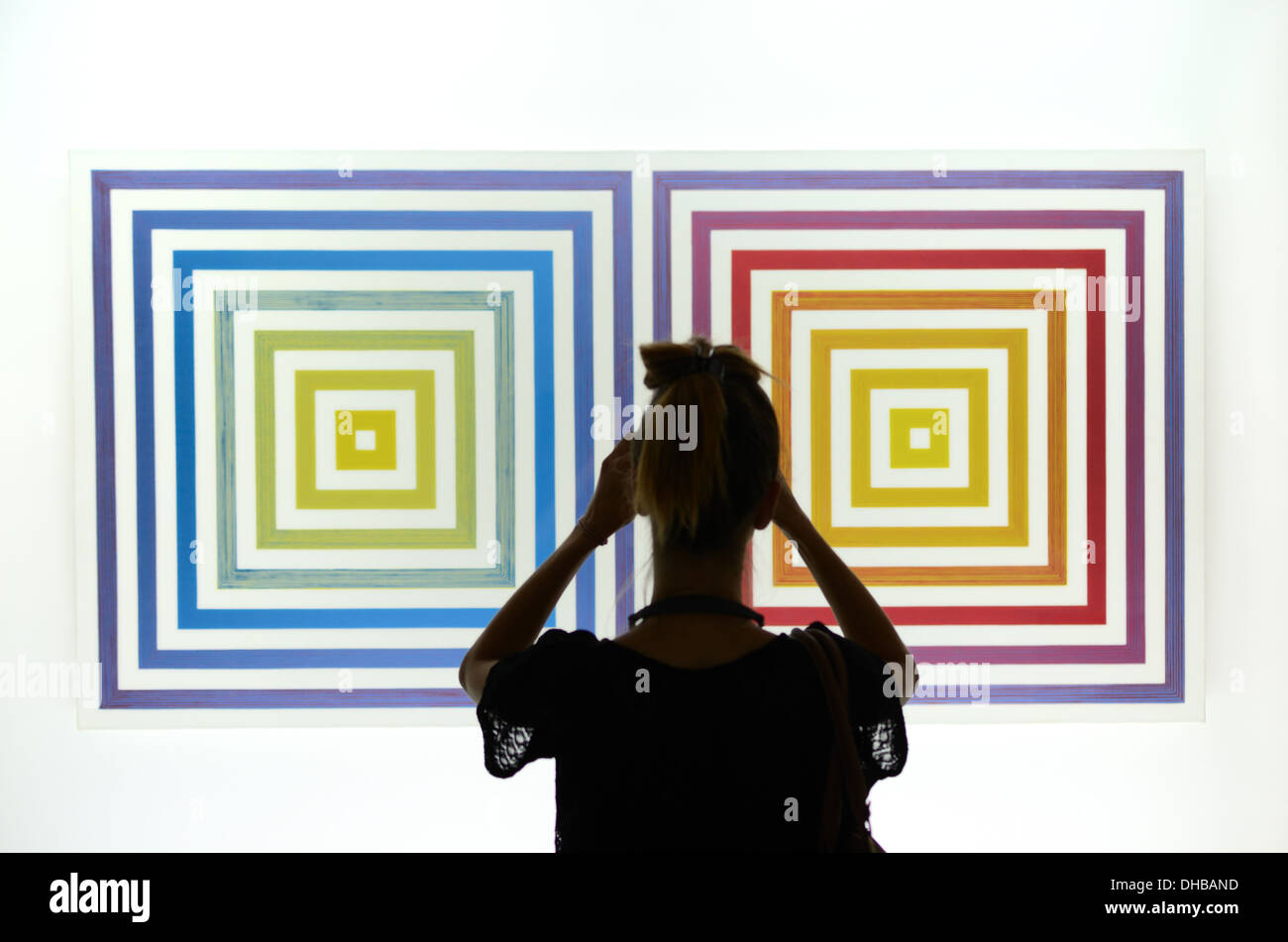Besucher, die Aufnahme der abstrakten Malerei von François Morellet am Centre Pompidou Mobile Art Ausstellung Frankreich Stockfoto