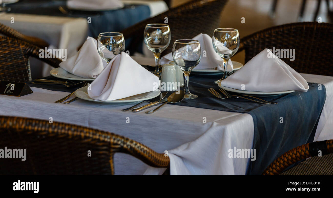 Tisch im Restaurant für den Empfang von Besuchern Stockfoto