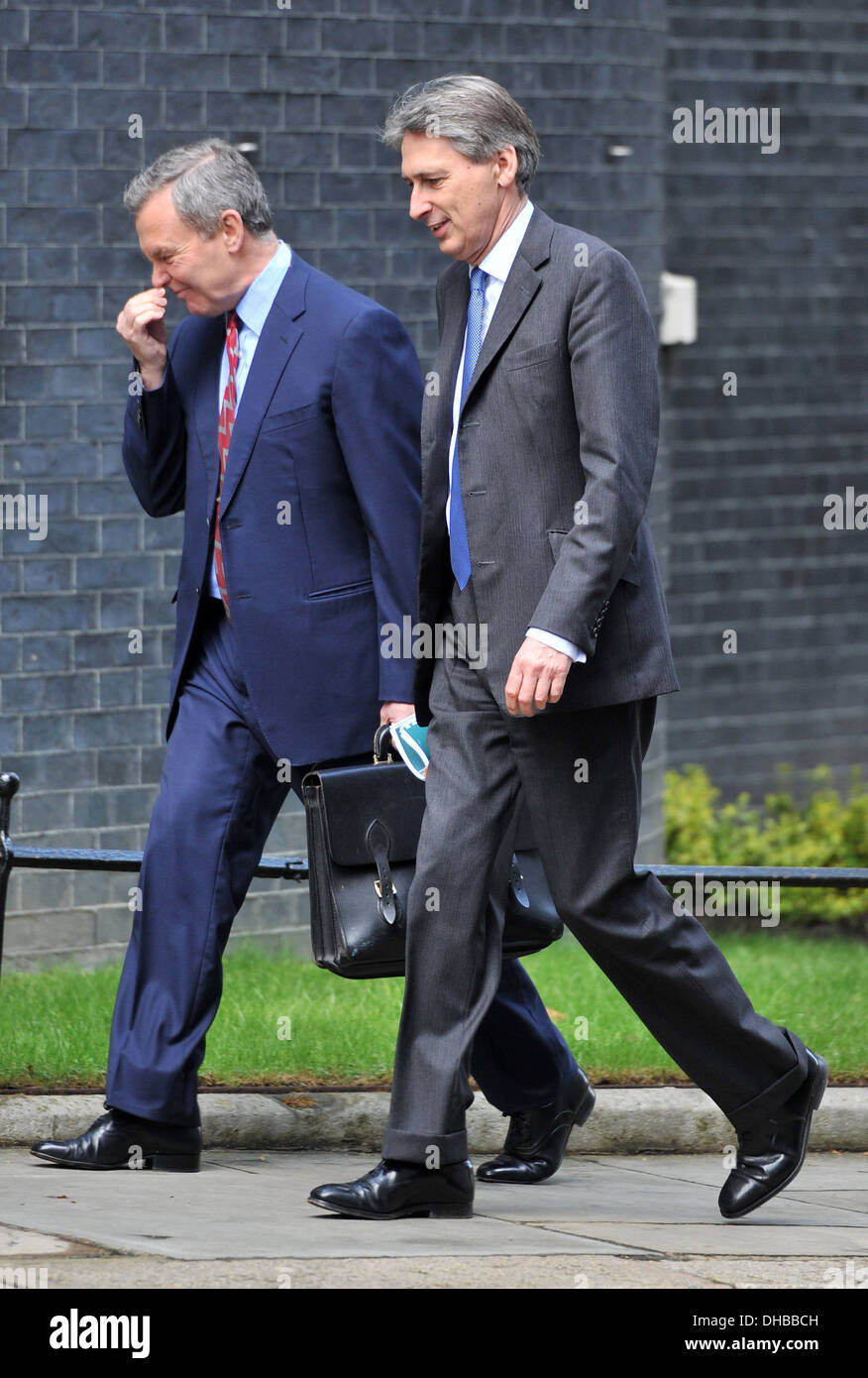 Transport Secretary Philip Hammond (R) kommt in 10 Downing Street London England - 17.04.12 Stockfoto