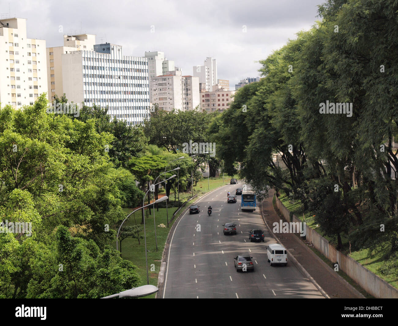 Verkehr auf der Avenida Rubems Berta führt aus der Stadt São Paulo Stockfoto