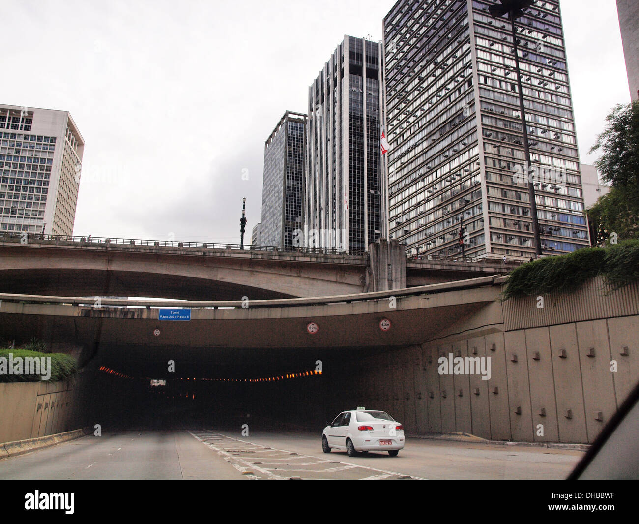 Autobahn durch Sao Paulo Stadtzentrum Stockfoto