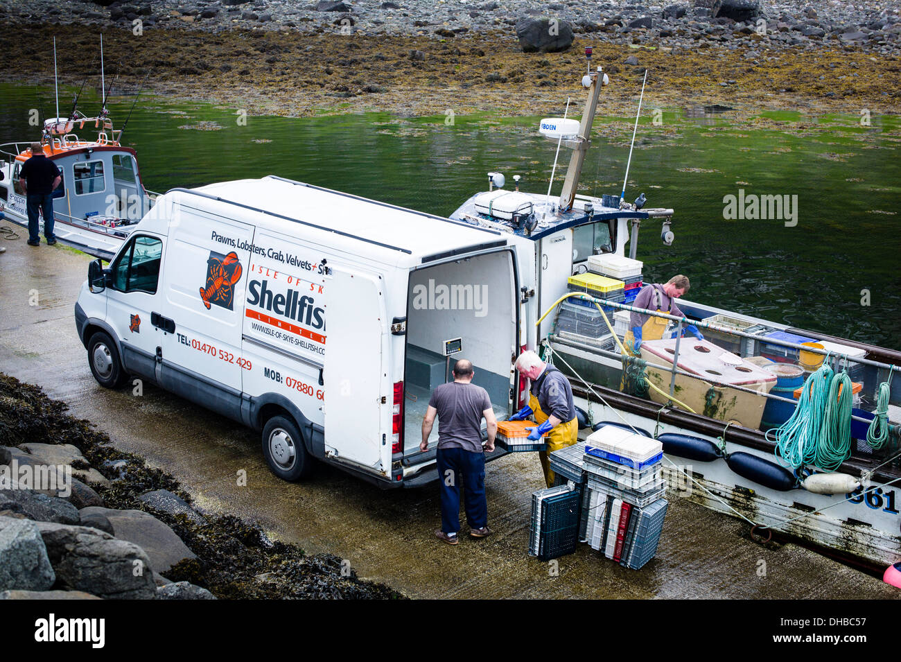 Weißer Lieferwagen sammeln frische Muscheln vom Fischerboot neben Kai in Staffin Isle Of Skye Scotland UK EU Stockfoto