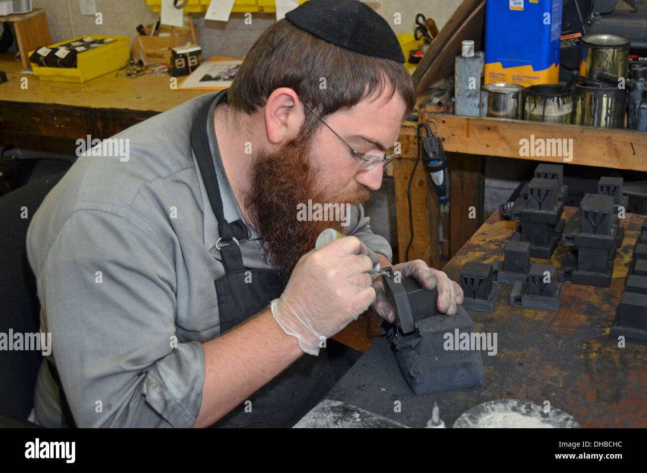 Eine orthodoxe jüdische Rabbiner Vorbereitung neue Gebetsriemen (Drang) in Crown Heights, Brooklyn, New York Stockfoto