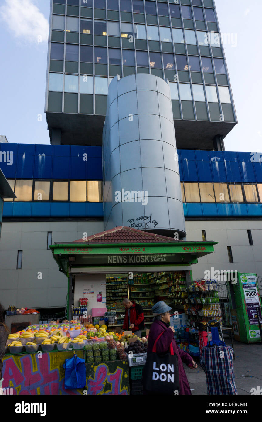 Ein News-Kiosk und Obst stand auf Elefanten & Burg. Stockfoto