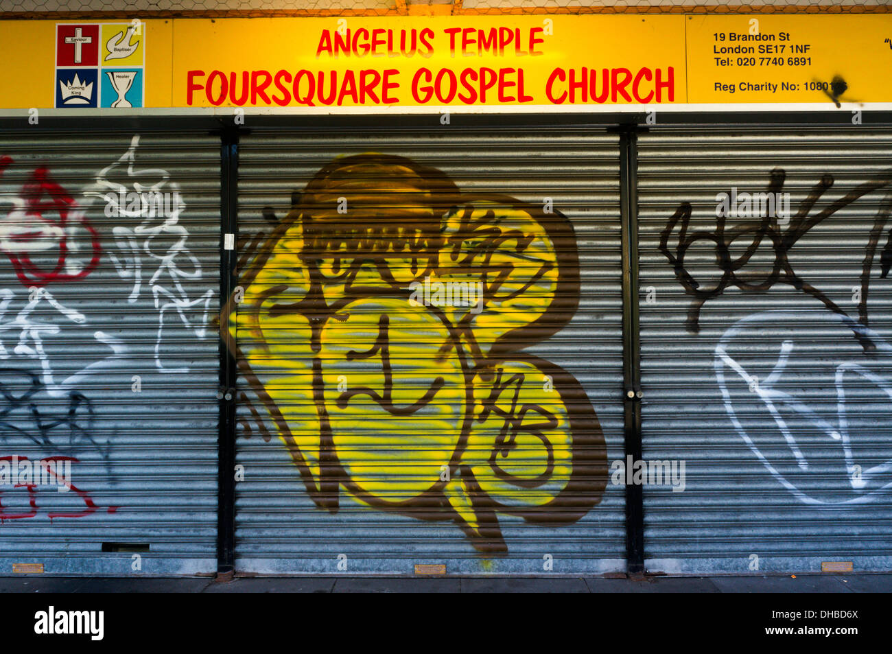 Graffiti an der Rollladen der Angelus Tempel Foursquare Gospel Church auf dem Heygate Anwesen im Elephant and Castle. Stockfoto