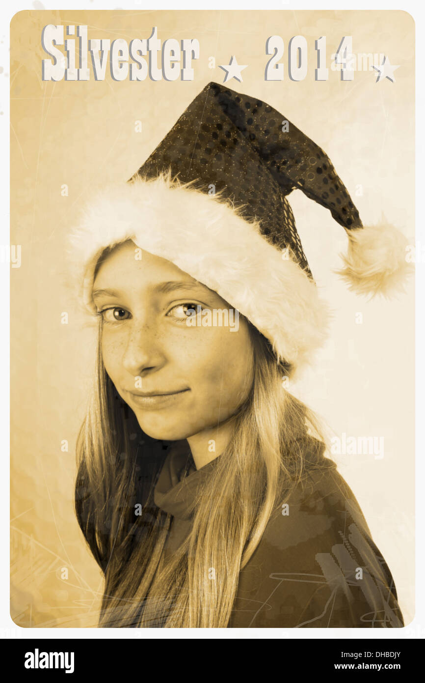 Retro-Postkarte mit Mädchen im Weihnachtsmann-Mütze, vertikale Stockfoto