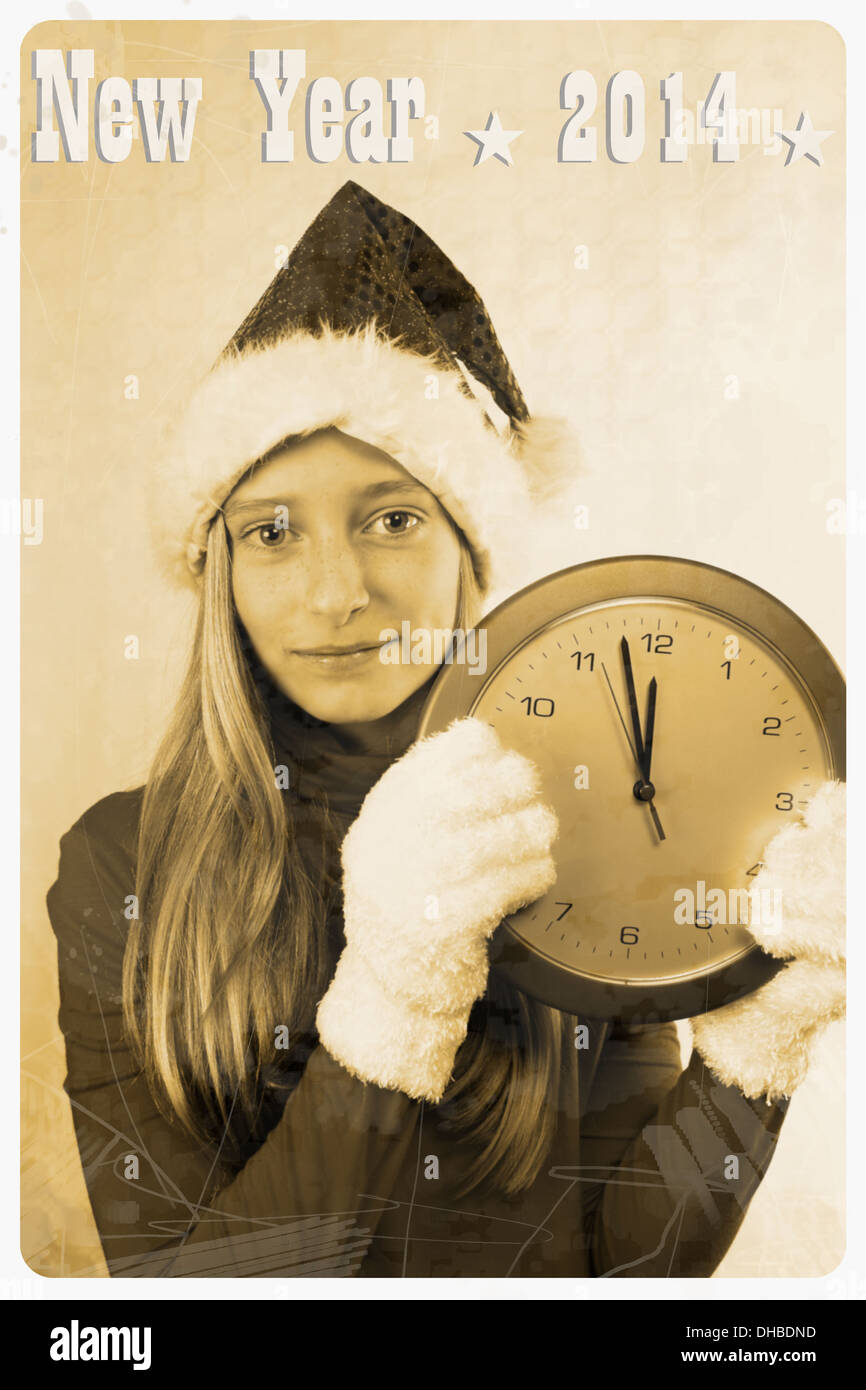 Retro-Postkarte mit Mädchen in Santa Claus Hut und eine Uhr, vertikale Stockfoto
