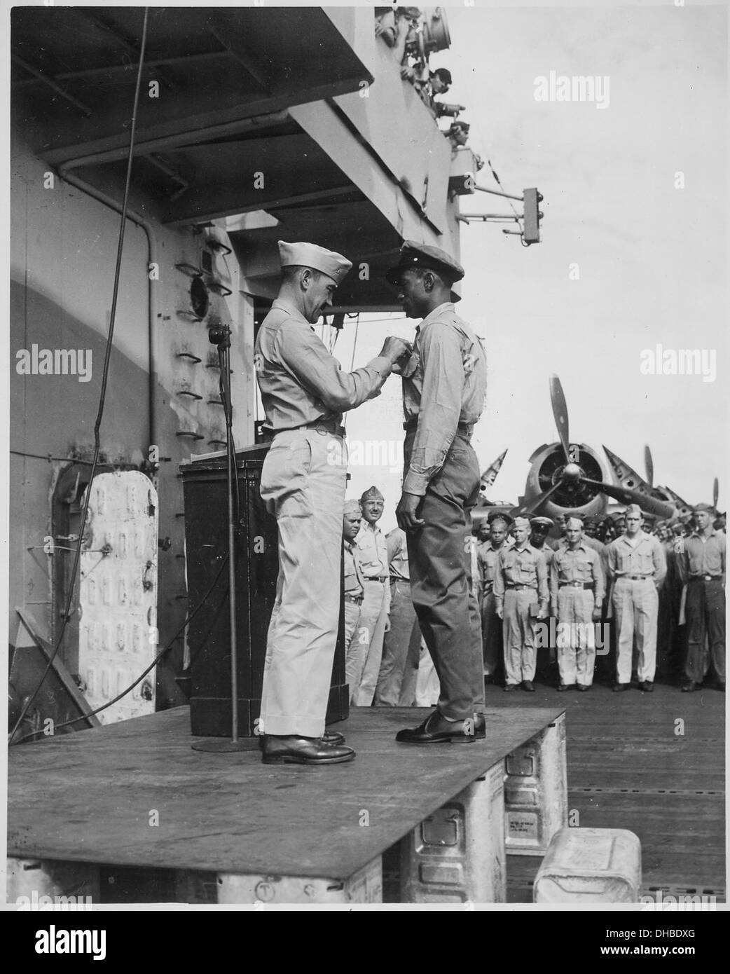 Kapitän H. W. Taylor Award Präsentationen an Bord USS Cowpens (CVL-25). Fred Magee, Jr., St3-c USN, com 520664 empfangen Stockfoto