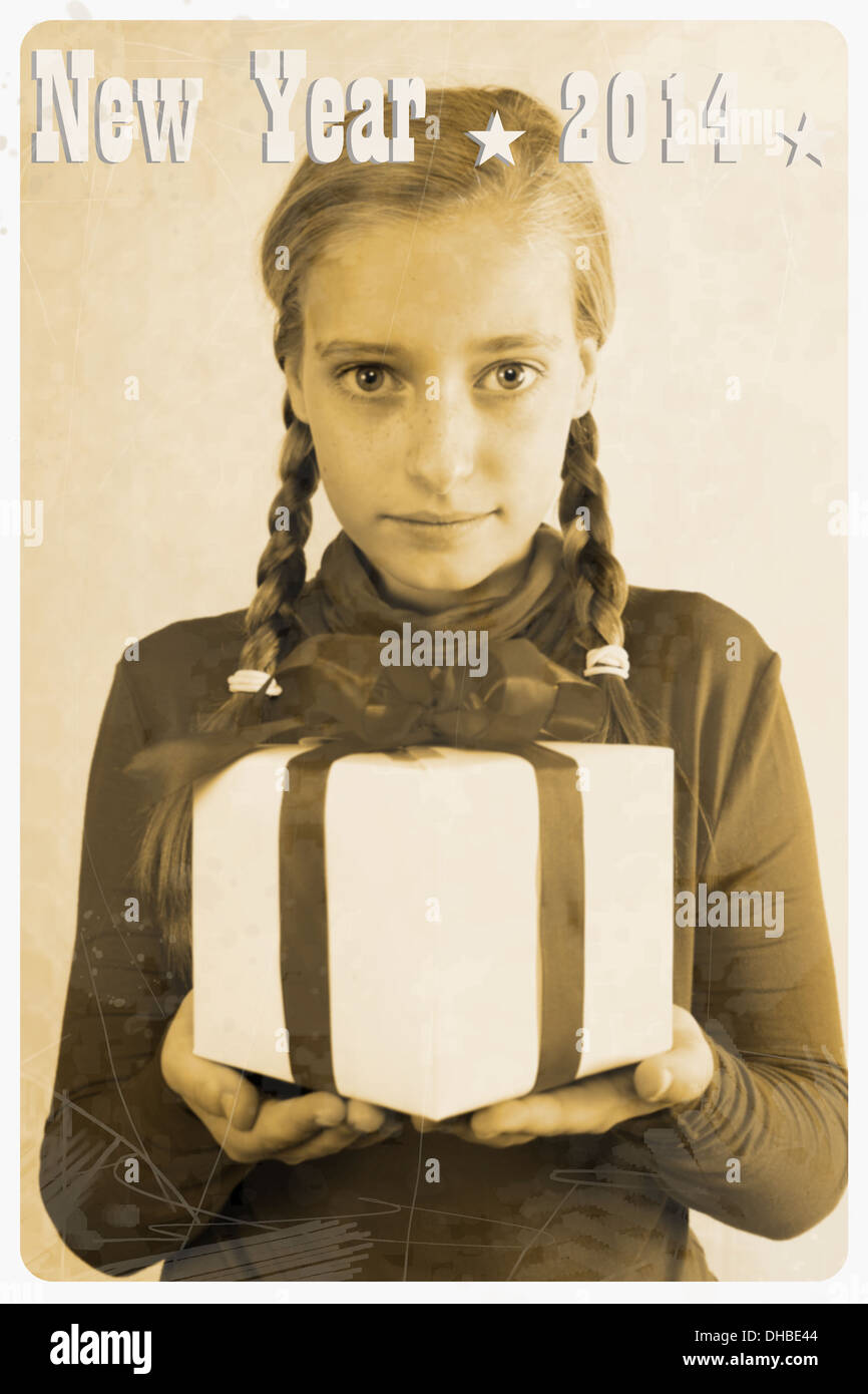 Retro-Postkarte mit Mädchen und Geschenk, vertikale Stockfoto