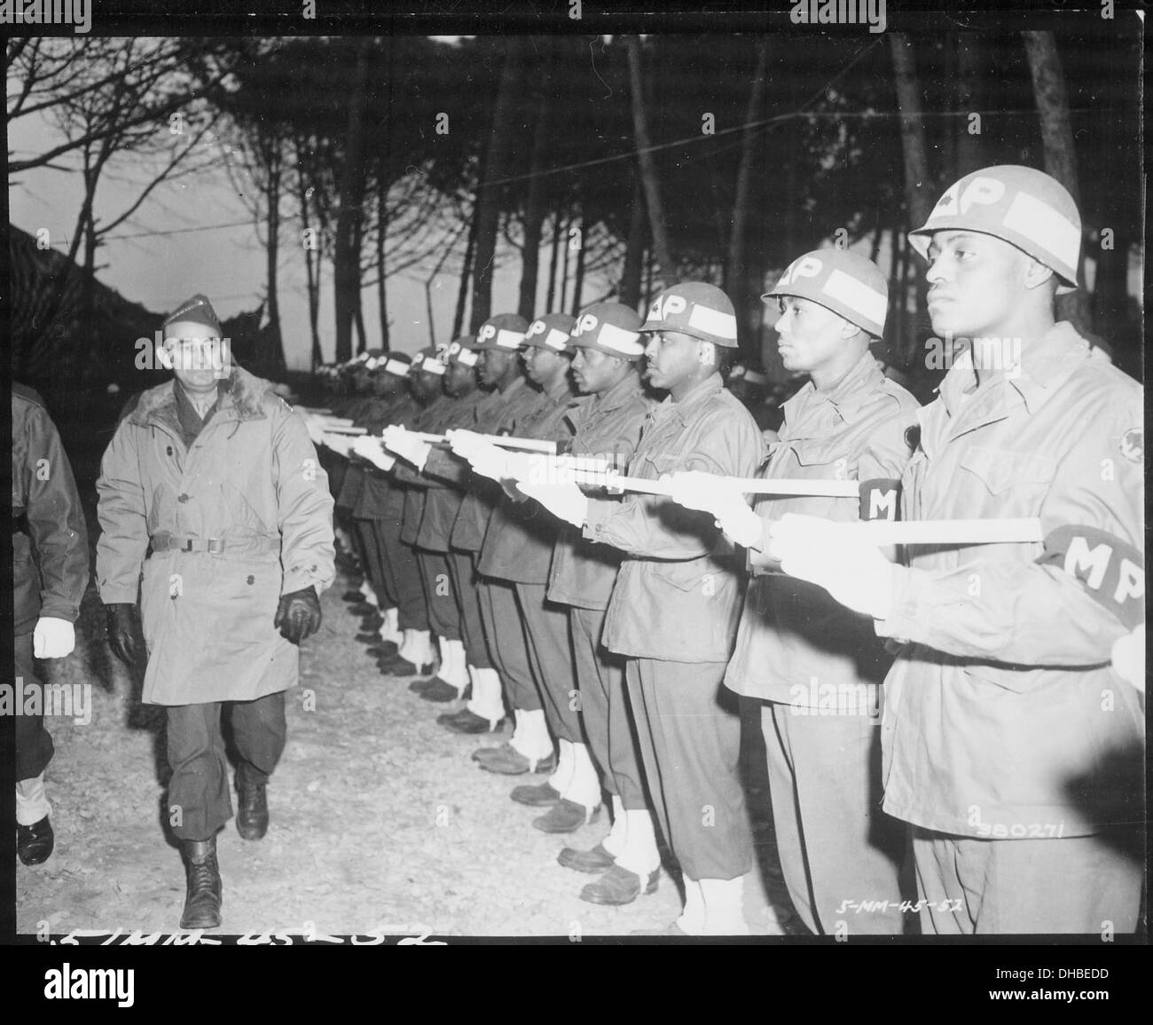 Generalleutnant Joseph T. McNarney, stellvertretender Oberster Alliierter Kommandeur im Mittelmeertheater, inspiziert eine Ehrenwache der Militärpolizei während einer offiziellen Inspektion. Stockfoto