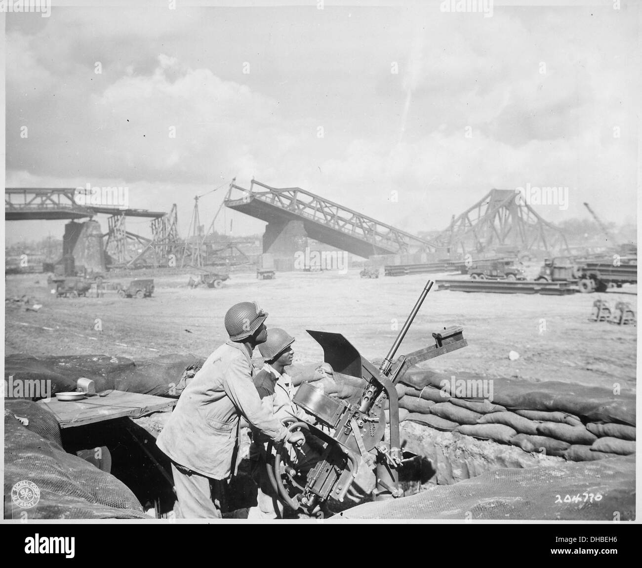 PVTS. George Cofield... und Howard J. Davis... bewachen eine Website neu errichtete Brücke über den Rhein, erbaut von US 531273 Stockfoto