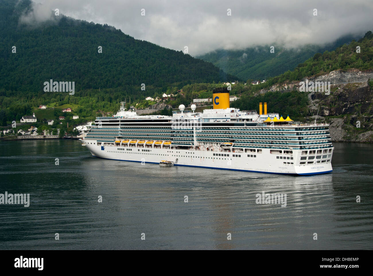 Costa Kreuzfahrten Liner Deliziosa Ankunft in Geirangerfjord in Norwegen  Stockfotografie - Alamy