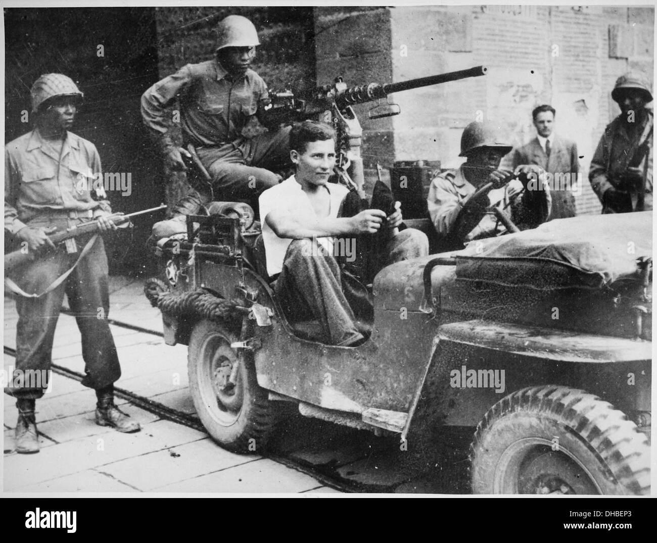 Knifflige Nazi gefangen genommen. Deutsche Gefangene Zivilkleidung, sitzt im Jeep am südlichen Tor der ummauerten Stadt Lucca, Ita 535566 Stockfoto