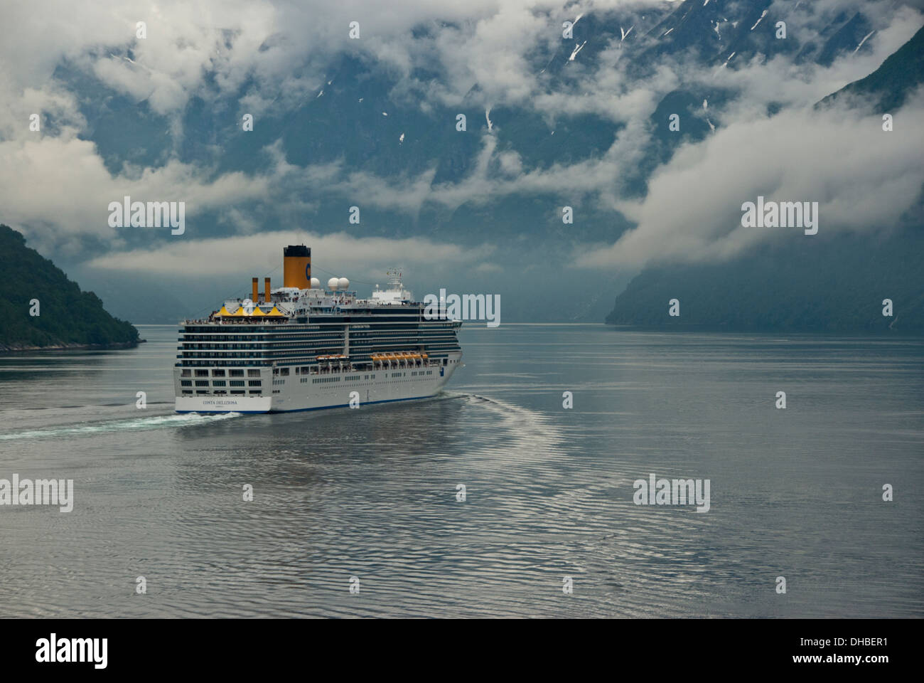 Costa Kreuzfahrten Liner Deliziosa Segeln im Geirangerfjord Norwegen mit tief hängenden Wolken, teilweise versteckt die Berge Stockfoto