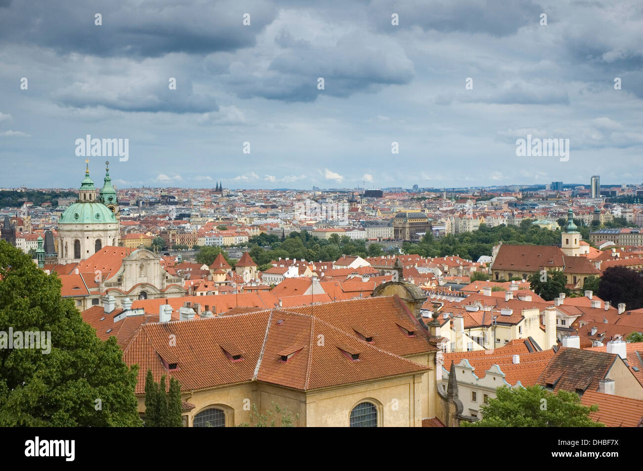 Blick auf Saint Nikolas Church mit Prag Panorama im Hintergrund Stockfoto